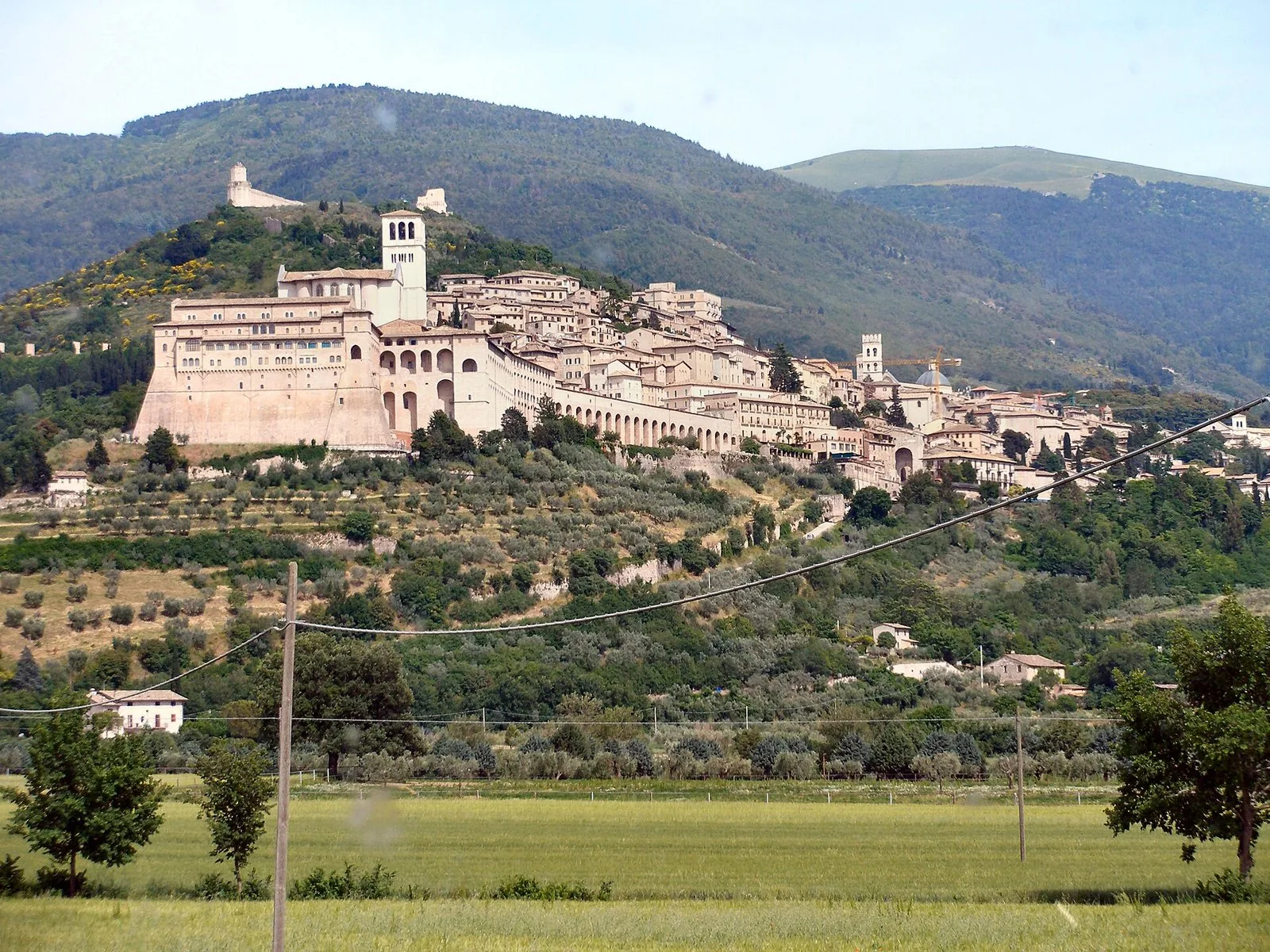 Assisi vista dalla valle, con la Basilica di San Francesco sulla sinistra