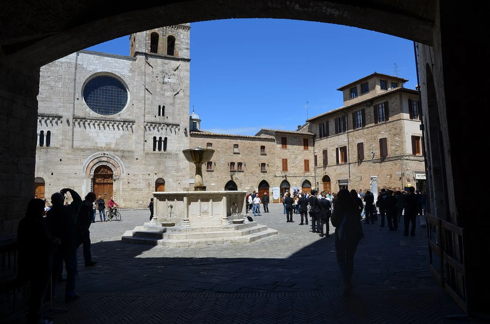 Piazza Silvestri a Bevagna, uno dei borghi della valle umbra