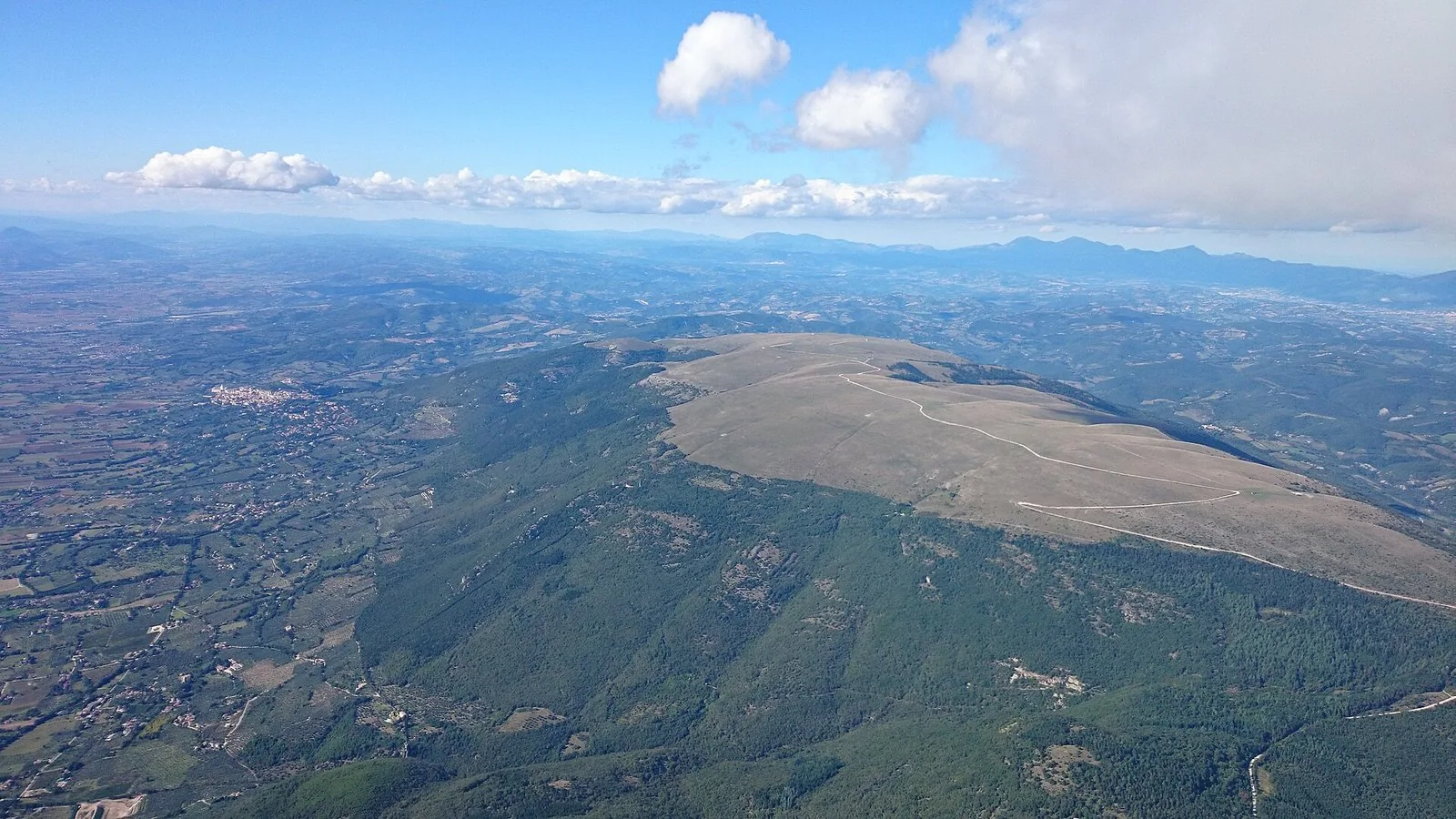 I prati sommitali del Monte Subasio visti dall'alto