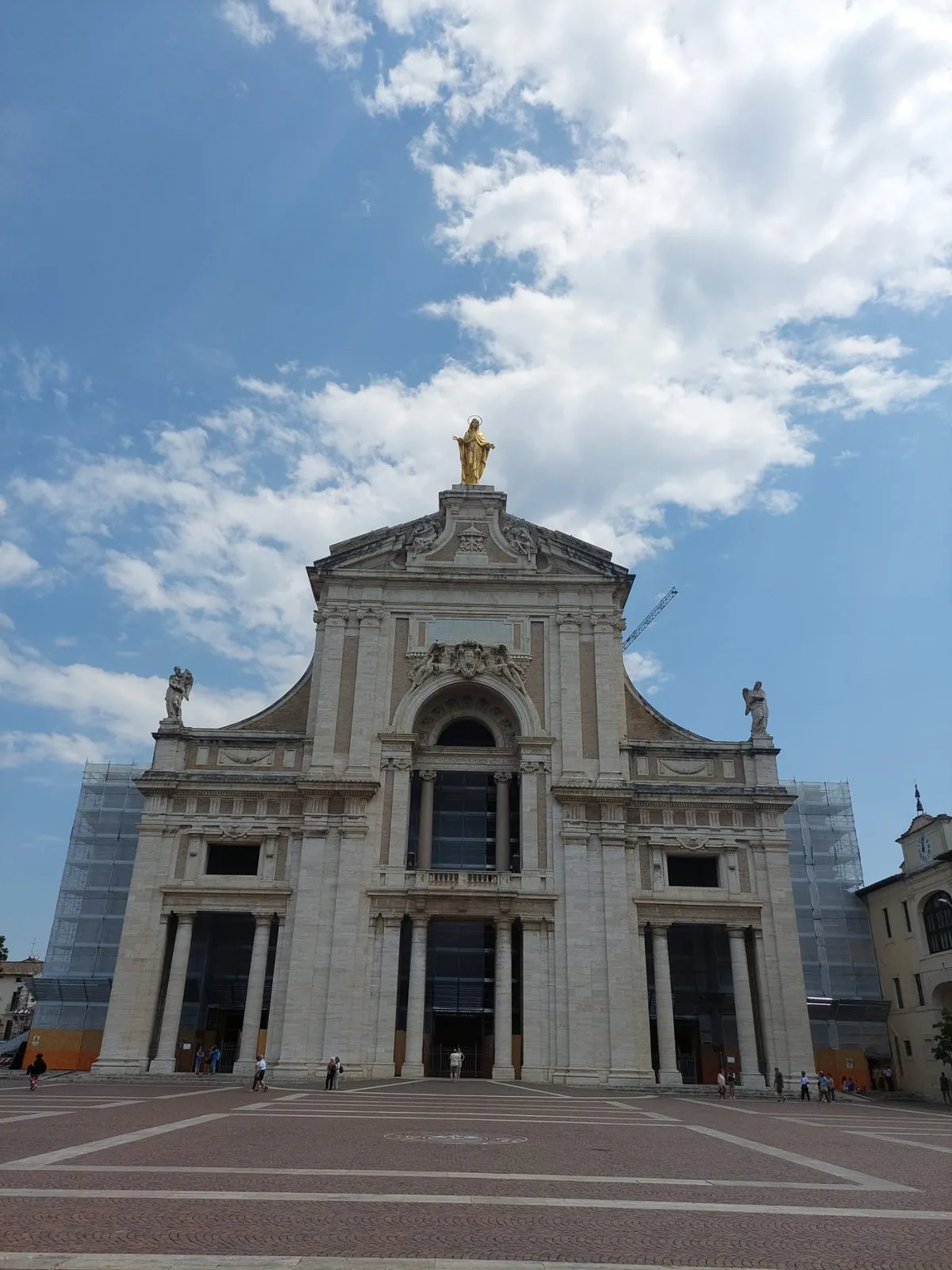 La facciata della Basilica di Santa Maria degli Angeli, che custodisce la Porziuncola